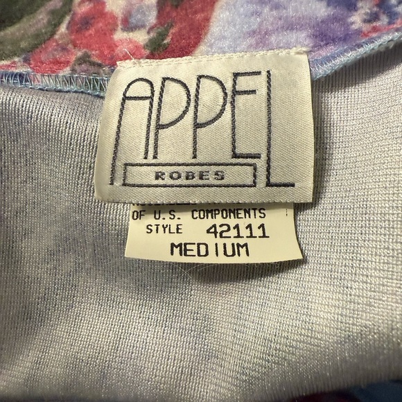 Appel long robe floral pattern quilted yoke upper front women’s size Medium - Picture 10 of 10